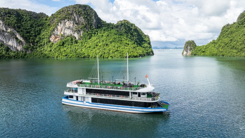 Halong Bay Discovery Cruise – 7 Hours (Carnival Day Cruise)
